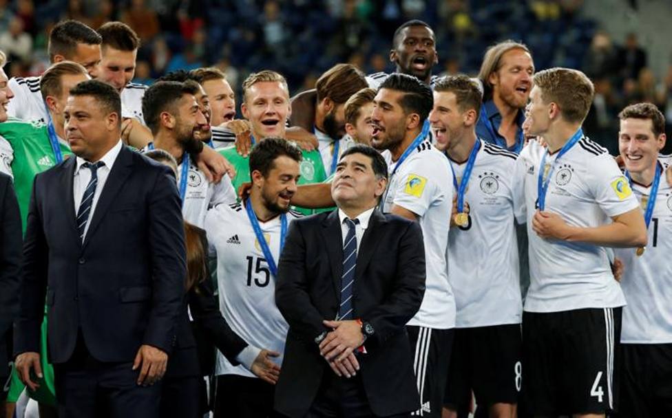 La Germania festeggia la vittoria: Ronaldo e Maradona hanno premiato le due finaliste. Reuters